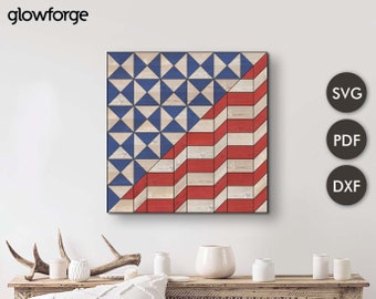 Può includere: Un'opera d'arte murale in legno che rappresenta una bandiera americana con un design geometrico. La bandiera è realizzata in legno rosso, bianco e blu e presenta un motivo unico di triangoli e strisce. L'opera d'art è perfetta per aggiungere un tocco patriottico a qualsiasi casa.