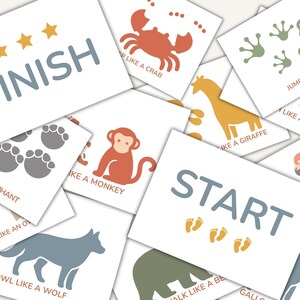 Peut inclure: Ensemble de cartes blanches avec des illustrations d'animaux et des instructions de mouvement. Les cartes affichent du texte tel que &laquo;&nbsp;D&eacute;but&nbsp;&raquo; et &laquo;&nbsp;Fin&nbsp;&raquo;, ainsi que des invites comme &laquo;&nbsp;Sautez comme une grenouille&nbsp;&raquo; et &laquo;&nbsp;Hurlez comme un loup&nbsp;&raquo;. Les cartes utilisent des graphiques orange, gris et vert.