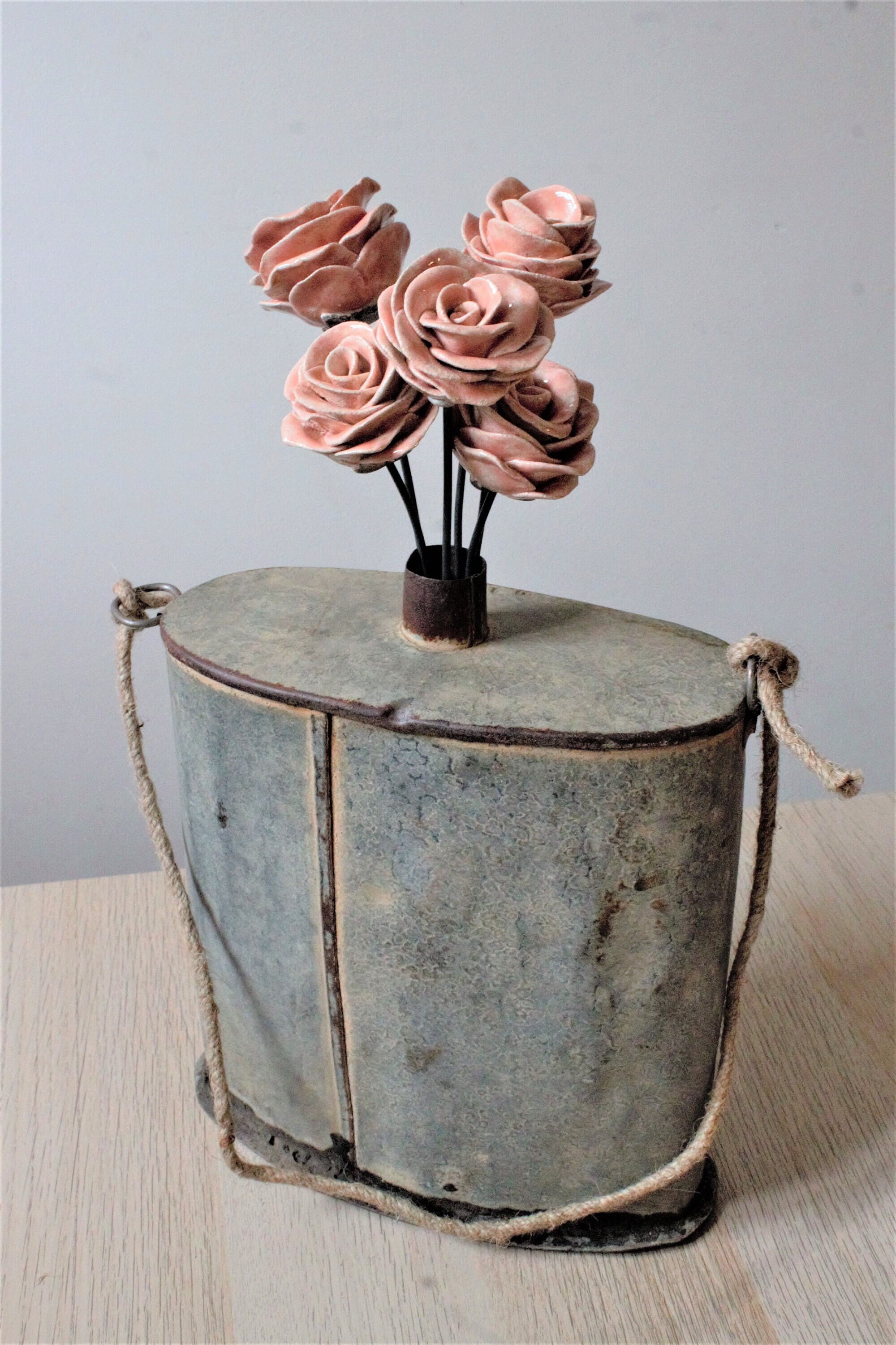 Roses Roses en Céramique sur Tige, Décoration Florale Sculptée à La Main