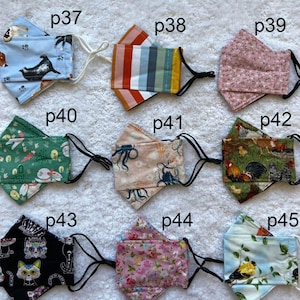 Pode incluir: Dez m&aacute;scaras de tecido diferentes com v&aacute;rios padr&otilde;es, incluindo c&atilde;es, listras, flores, polvos, galos, gatos e p&aacute;ssaros. Cada m&aacute;scara &eacute; etiquetada com um n&uacute;mero, de p37 a p45.