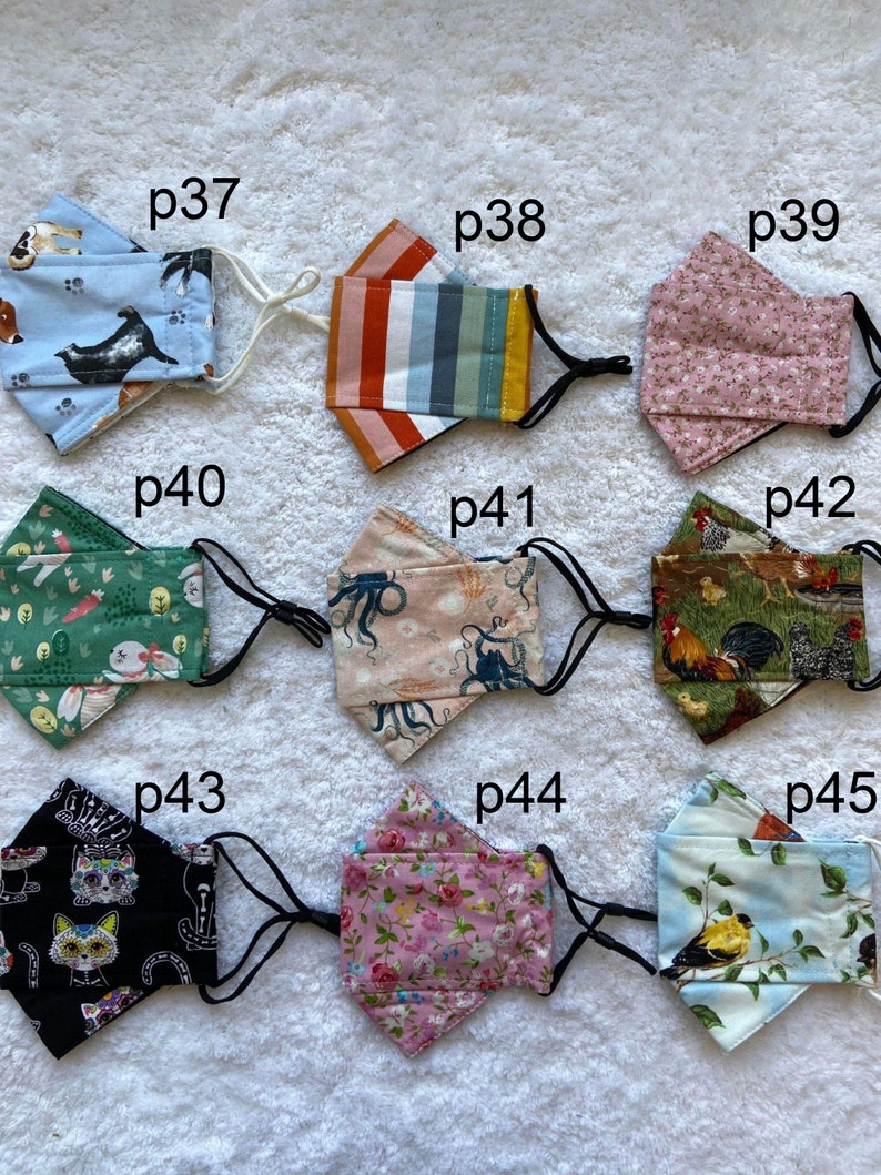 Pode incluir: Dez m&aacute;scaras de tecido diferentes com v&aacute;rios padr&otilde;es, incluindo c&atilde;es, listras, flores, polvos, galos, gatos e p&aacute;ssaros. Cada m&aacute;scara &eacute; etiquetada com um n&uacute;mero, de p37 a p45.