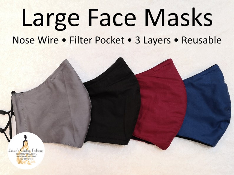 Pode incluir: Quatro m&aacute;scaras faciais reutiliz&aacute;veis grandes em cinza, preto, bord&ocirc; e azul. As m&aacute;scaras t&ecirc;m um fio para o nariz, um bolso para o filtro e tr&ecirc;s camadas. O texto "Large Face Masks" e "Nose Wire &bull; Filter Pocket &bull; 3 Layers &bull; Reusable" est&aacute; na parte superior da imagem.