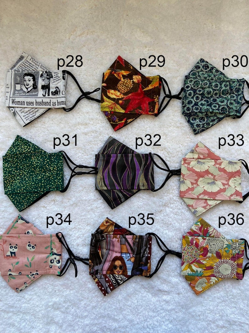 Pode incluir: Um conjunto de 10 m&aacute;scaras de tecido com v&aacute;rios padr&otilde;es, incluindo estampa de jornal, floral e desenhos geom&eacute;tricos. As m&aacute;scaras s&atilde;o etiquetadas com os n&uacute;meros p28 a p36.