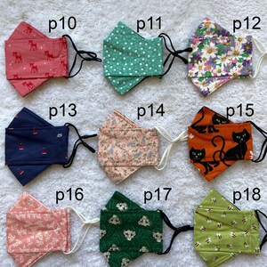 Pode incluir: Nove m&aacute;scaras de tecido diferentes com v&aacute;rios padr&otilde;es, incluindo renas, bolinhas, flores, veleiros e gatos. Cada m&aacute;scara tem uma faixa el&aacute;stica branca para as orelhas.