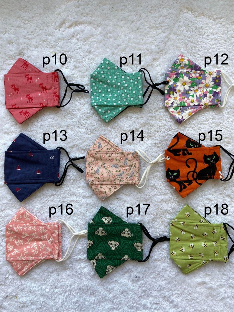 Pode incluir: Nove m&aacute;scaras de tecido diferentes com v&aacute;rios padr&otilde;es, incluindo renas, bolinhas, flores, veleiros e gatos. Cada m&aacute;scara tem uma faixa el&aacute;stica branca para as orelhas.