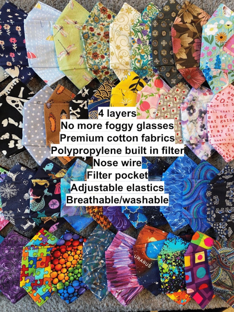 Pode incluir: Uma cole&ccedil;&atilde;o de m&aacute;scaras faciais de tecido coloridas com v&aacute;rios padr&otilde;es. As m&aacute;scaras s&atilde;o feitas com 4 camadas de tecido de algod&atilde;o de alta qualidade, um filtro de polipropileno, um fio para o nariz, um bolso para o filtro, el&aacute;sticos ajust&aacute;veis e s&atilde;o respir&aacute;veis e lav&aacute;veis. O texto na imagem diz: "4 camadas, Sem mais &oacute;culos emba&ccedil;ados, Tecidos de algod&atilde;o de alta qualidade, Polipropileno integrado no filtro, Fio para o nariz, Bolso para o filtro, El&aacute;sticos ajust&aacute;veis, Respir&aacute;vel e lav&aacute;vel."