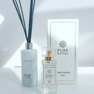 K&ouml;nnte beinhalten: Ein Set aus zwei Glasflaschen mit schwarzen und wei&szlig;en Etiketten. Die Flaschen sind mit "Federico Mahora Pure Royal Parfum 322" und "Federico Mahora Pure Home" beschriftet. Die Flaschen stehen auf einer wei&szlig;en Oberfl&auml;che.