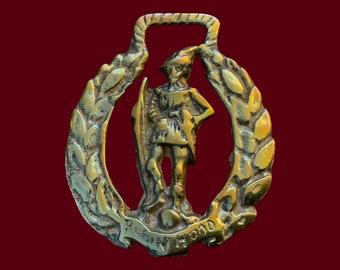 ロビン・フッドを描いた19世紀のイギリスのアンティーク馬の真鍮像