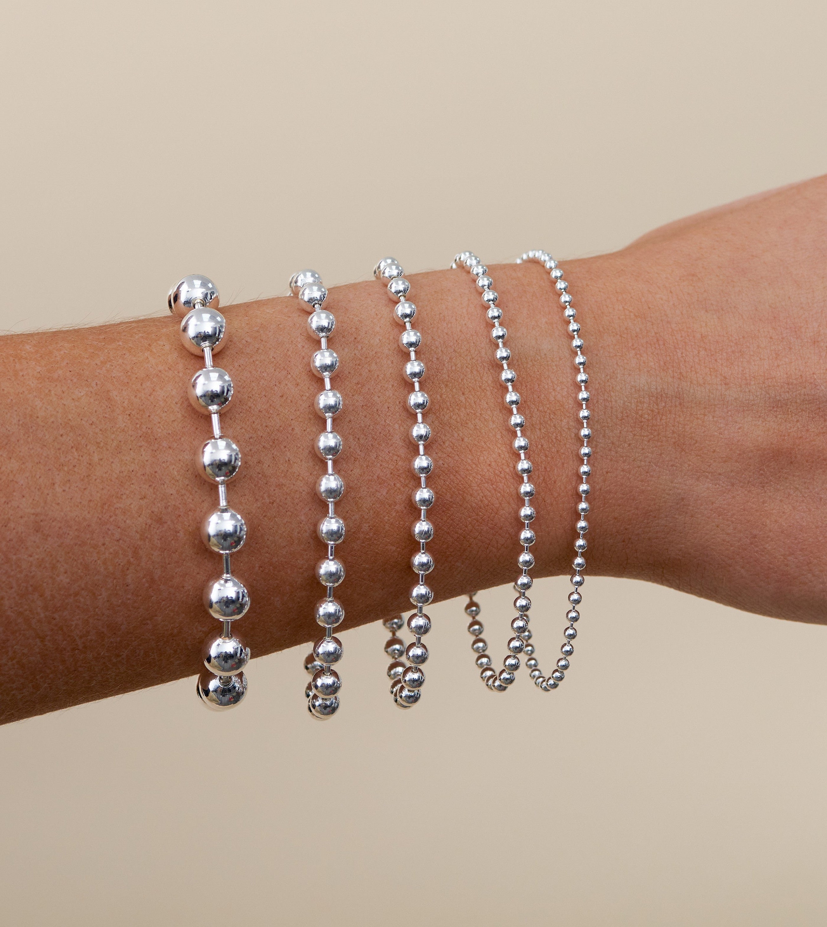 Silver ball outlet chain bracelet