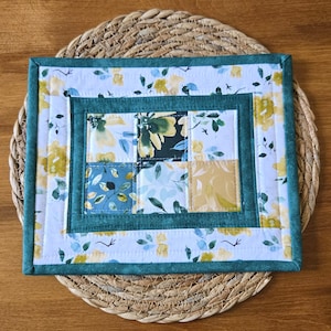 Dessous de tasse patchwork fait main turquoise et or, set de table matelassé écologique pour collation, 20 x 25 cm