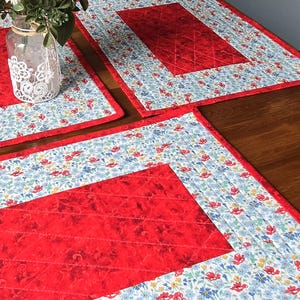 Sets de table fleuris rouges et bleus, décoration de table patchwork matelassée, lot de 4
