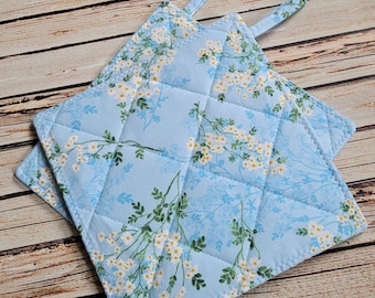 Pale Blue and White Daisy Potholder Set - Set of 2 Square Quilted Insulated Hot Pads