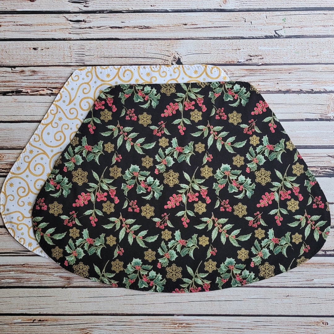 Christmas Wedge Placemats Set of 4 Holly Leaves and Berries Reversible Placemats for a Round