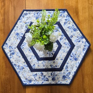 Marine und Weiß gesteppte Tischdecke, Blumensechseck-Mittelstück, handgemachtes Dekor