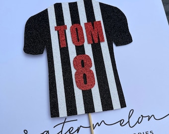Personalisierte gestreifte Fußball-Shirt-Kuchen-Topper: Schwarz, Weiß & Rot