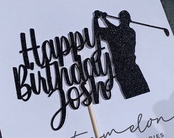 Peut inclure: Décor de gâteau noir pailleté avec une silhouette de golfeur et le texte "Happy Birthday Josh" et le nom de l'entreprise "watermelon CUSTOM DESIGNED ACCESSORIES".