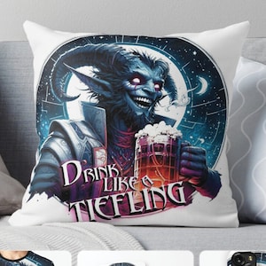 Puede incluir: Una almohada blanca con una ilustración colorida de un tiefling de piel azul, cuernos y ojos rojos sosteniendo una jarra de cerveza. El texto "Drink like a tiefling" está impreso debajo de la imagen.