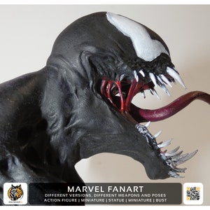 Può includere: Primo piano di una action figure di Venom in bianco e nero con la lingua rossa che sporge. La figura è una statua in miniatura con una scultura dettagliata.
