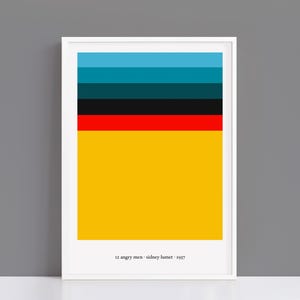 Puede incluir: Una impresión artística enmarcada con un diseño minimalista. Presenta bandas horizontales de color en tonos de azul, negro, rojo y amarillo. El texto "12 angry men - sidney lumet - 1957" está impreso en la parte inferior.