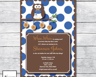 Op de afbeelding: Een bruine en blauwe babyborrel uitnodiging met een schattige uil illustratie. De uitnodiging heeft een stippenpatroon en de tekst "Whoo... Whoo... is coming soon? A precious baby boy that is who! Let's shower our mommy-to-be, Shannon Johns, so she can feather her nest with little boy things! Saturday, January 11th 10 a.m.-11:30 a.m. Liz Reid's Home 100 E. 710 N. American Fork, Utah 84003 A light brunch will be served!"
