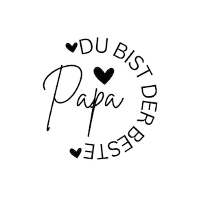 Könnte beinhalten: Schwarz-weiß Grafik mit dem Wort "Papa" in Schreibschrift, umgeben von dem Text "DU BIST DER BESTE" in einem Kreis angeordnet. Drei schwarze Herzen sind im Design enthalten, schlicht und elegant.