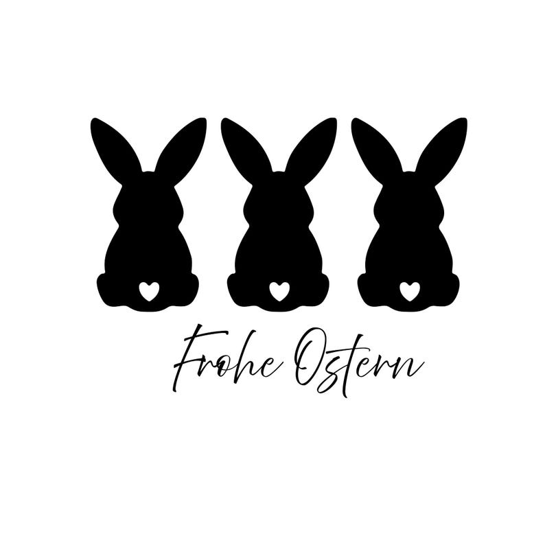 Könnte beinhalten: Drei schwarze Kaninchensilhouetten mit herzförmigen Schwänzen sind auf weißem Hintergrund angeordnet. Darunter steht in Schreibschrift "Frohe Ostern". Das Bild ist ein einfaches, grafisches Design.