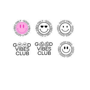 Puede incluir: Seis diseños circulares sobre fondo blanco. Presentan caras sonrientes y los textos "GOOD VIBES ONLY" y "GOOD VIBES CLUB". Las caras sonrientes son rosas, negras y con ojos de corazón.