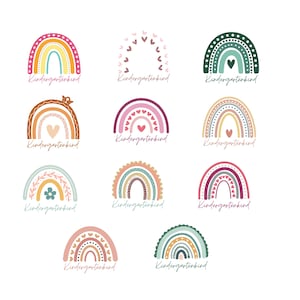 Puede incluir: Una colección de diseños de arcoíris coloridos con la palabra "Kindergartenkind" en una fuente de escritura. Los arcoíris presentan varios patrones, incluyendo corazones y puntos, en tonos de rosa, naranja, verde y azul. Los diseños están sobre un fondo blanco.