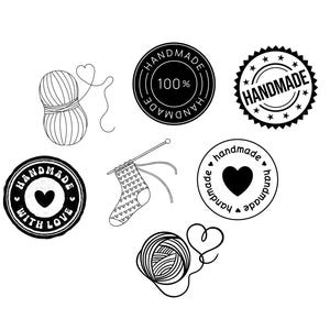 Puede incluir: Ilustración en blanco y negro de hilo, agujas de tejer, un calcetín y varias etiquetas hechas a mano. Las etiquetas incluyen el texto "Handmade", "Handmade with Love" y "Handmade 100%".