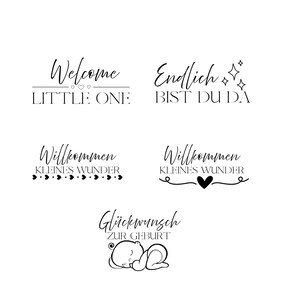 Puede incluir: Diseños gráficos en blanco y negro con frases para bebés. Las frases incluyen "Welcome LITTLE ONE", "Endlich BIST DU DA", "Willkommen KLEINES WUNDER" y "Glückwunsch ZUR GEBURT". Los diseños presentan corazones, estrellas y una ilustración de bebé.