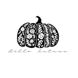 Könnte beinhalten: Eine schwarze grafische Illustration eines Kürbisses mit komplizierten weißen Blumen- und Blattmustern in seinen Segmenten. Unter dem Kürbis steht der Text Hello Autumn in einer dünnen, kursiven, schwarzen Schrift auf weißem Hintergrund.