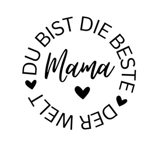 Op de afbeelding: Een cirkelvormig ontwerp met de woorden "DU BIST DIE BESTE MAMA DER WELT" in zwart, rondom het woord "Mama" in een cursief lettertype. Drie zwarte harten zijn rondom het ontwerp op een witte achtergrond geplaatst.