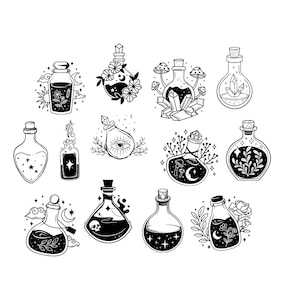 Può includere: Una collezione di illustrazioni in bianco e nero di bottiglie di pozioni. Ogni bottiglia presenta design unici, tra cui stelle, fiori, cristalli, funghi ed elementi celesti. Le bottiglie variano per forma e dimensione, con tappi di sughero e dettagli decorativi.