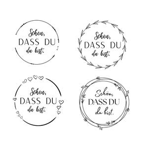Könnte beinhalten: Vier schwarz-weiße kreisförmige Designs mit dem deutschen Satz "Schön, dass du da bist" (Schön, dass du hier bist). Jedes Design hat einen anderen dekorativen Rand: Punkte, Blätter, Herzen und Blumen.
