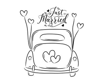 Może przedstawiać: Czarno-biała ilustracja zabytkowego samochodu z napisem "Just Married" w ozdobnej czcionce. Projekt zawiera dwa serca i balony w kształcie serca, idealny na motyw weselny.