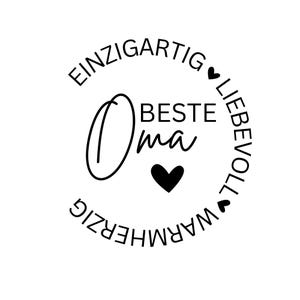 Könnte beinhalten: Ein schwarz-weißes Grafikdesign mit dem Wort "Oma" in Schreibschrift, umgeben von den Wörtern "Einzigartig, Beste, Liebevoll, und Warmherzig". Ein schwarzes Herz befindet sich unter dem Wort "Oma".