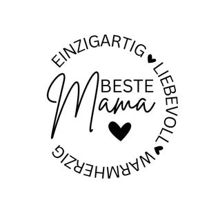 Op de afbeelding: Een zwart-wit grafisch ontwerp met de woorden "BESTE Mama" in het midden, omringd door de woorden "EINZIGARTIG", "LIEBEVOLL" en "WARMHERZIG". Het ontwerp bevat hartvormen.