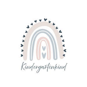 Puede incluir: Ilustración de un arcoíris en colores pastel, beige, azul y rosa. Pequeños corazones azul marino bordean la parte superior del arcoíris. La palabra "Kindergartenkind" está escrita en cursiva debajo, sobre un fondo blanco.