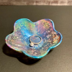 Piatto di bigiotteria a forma di fiore in resina / Unico nel suo genere / Regalo per tutti / Vassoio per bigiotteria