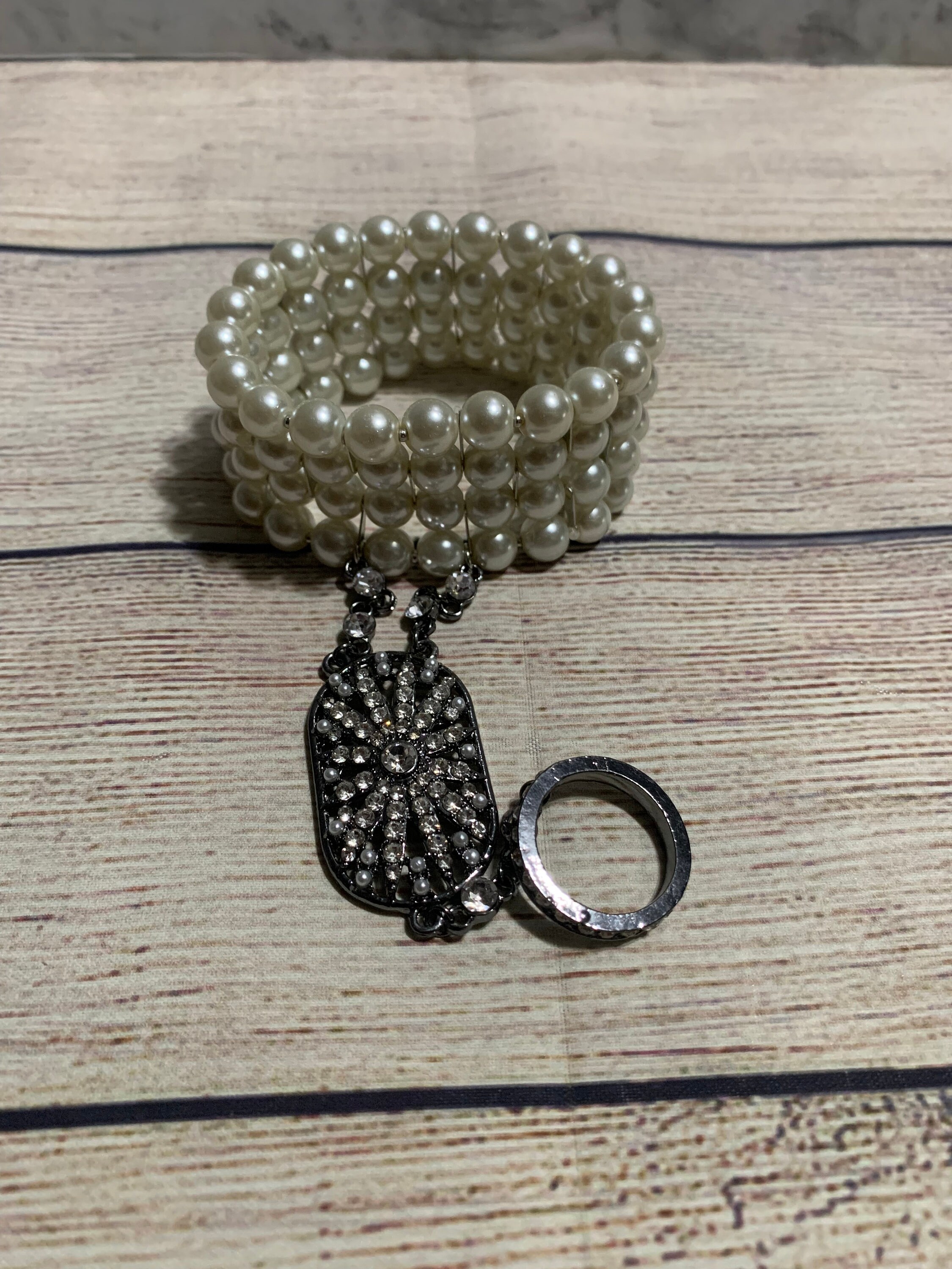 BRACCIALE DONNA IN ACCIAIO PERLE SINTETICHE E CUORE