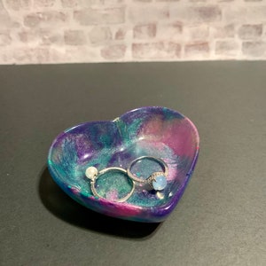 Piatto di bigiotteria a forma di cuore in resina / Unico nel suo genere / Regalo per tutti / Vassoio per bigiotteria