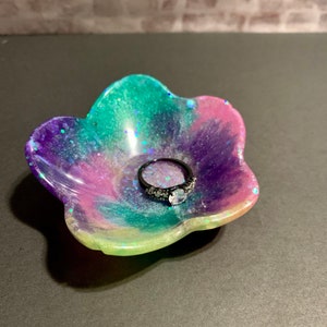 Piatto di bigiotteria a forma di fiore in resina / Unico nel suo genere / Regalo per tutti / Vassoio per bigiotteria