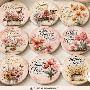 以下が含まれることがあります： Welcome、Simply Blessed、Cozy Corner、Home Sweet Home、Our Happy Home、Bless This Home、Love Lives Here、Family First、happy nestという文字と、花や蝶が描かれた9枚の円形セラミックコースターのセット。
