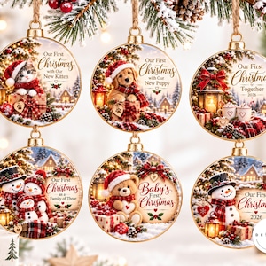 Peut inclure: Six boules de No&euml;l rondes pr&eacute;sentant des sc&egrave;nes festives avec un chaton, un chiot, un couple, une famille de trois, un ours en peluche et un bonhomme de neige. Chaque boule affiche du texte dont Our First Christmas et l'ann&eacute;e 2026.
