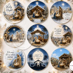 Pode incluir: Uma coleção de nove ornamentos redondos de cerâmica com várias cenas da natividade, retratando a sagrada família, animais e estrelas. Vários ornamentos incluem textos como O Holy Night, Christ the Reason for the Season, For unto us a Child is born e Oh come, let us adore HIM.