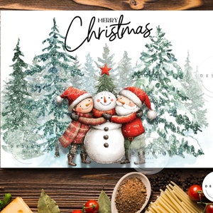 Puede incluir: Tarjeta de Navidad con un mu&ntilde;eco de nieve abrazado por dos figuras con ropa de invierno, sobre un fondo de bosque nevado. Las palabras "Merry Christmas" est&aacute;n escritas arriba. El logotipo de The Designs Nest es visible.