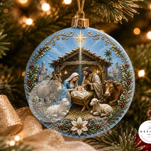 Puede incluir: Un adorno navideño redondo y plano que presenta una escena detallada del nacimiento con María, José y el niño Jesús en un pesebre de madera. Un burro, un buey y dos corderos están presentes. La escena está enmarcada por acebo, bayas y una estrella dorada.