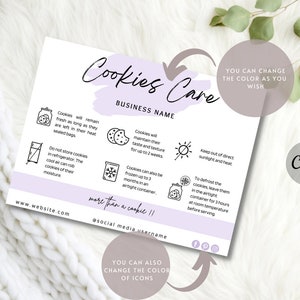 Puede incluir: Una tarjeta cuadrada blanca con el texto "Cookies Care" en estilo manuscrito, junto con instrucciones de cuidado e iconos. La tarjeta incluye un nombre comercial, un sitio web y nombres de usuario de redes sociales. El dise&ntilde;o presenta un esquema de color lila claro y el logotipo de Canva.
