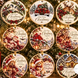 Peut inclure: Un ensemble de neuf d&eacute;corations de No&euml;l rondes en c&eacute;ramique illustrant des sc&egrave;nes festives avec des oiseaux, un camion rouge, des cerfs, des ours polaires, des cardinaux, un chiot, un ours en peluche et une maison, avec le texte Our First Christmas.