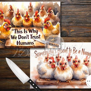 Könnte beinhalten: Aquarelldruck mit Hühnern mit roten Kämmen und gelben Federn. Ein Druck lautet "This Is Why We Don't Trust Humans" und der andere "Somebody's About to Be a Nugget". Ein Messer ist im Vordergrund.